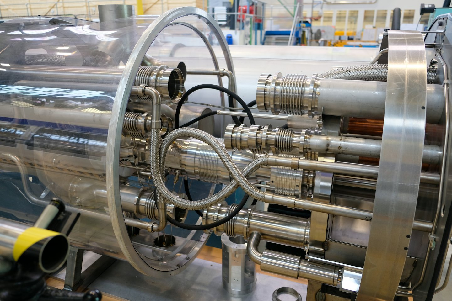 Macchinari industriali complessi con tubi in acciaio inossidabile lucido e componenti in rame.